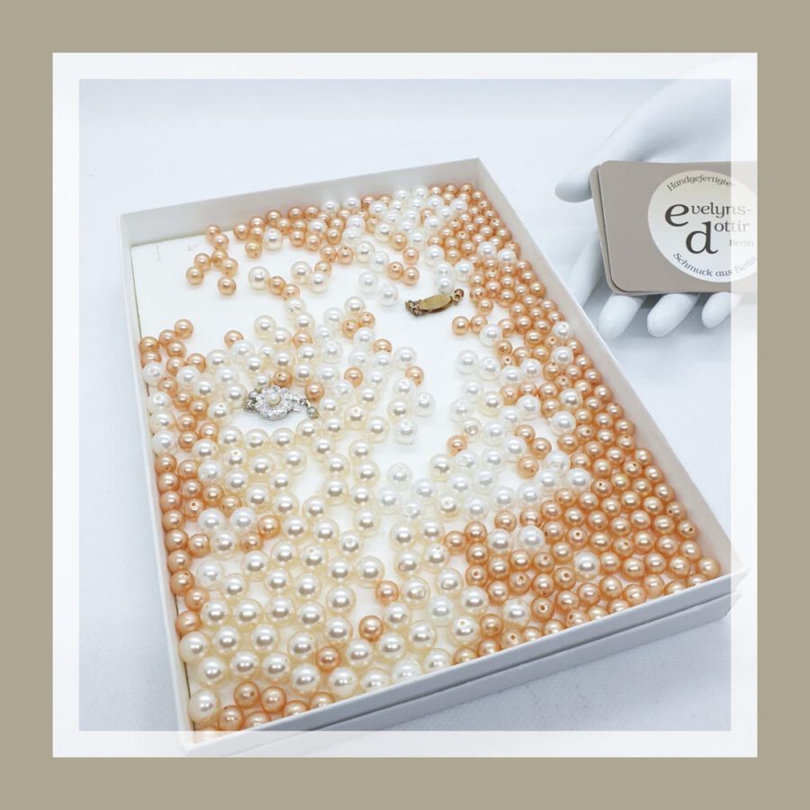 Eine Kiste voller Perlen