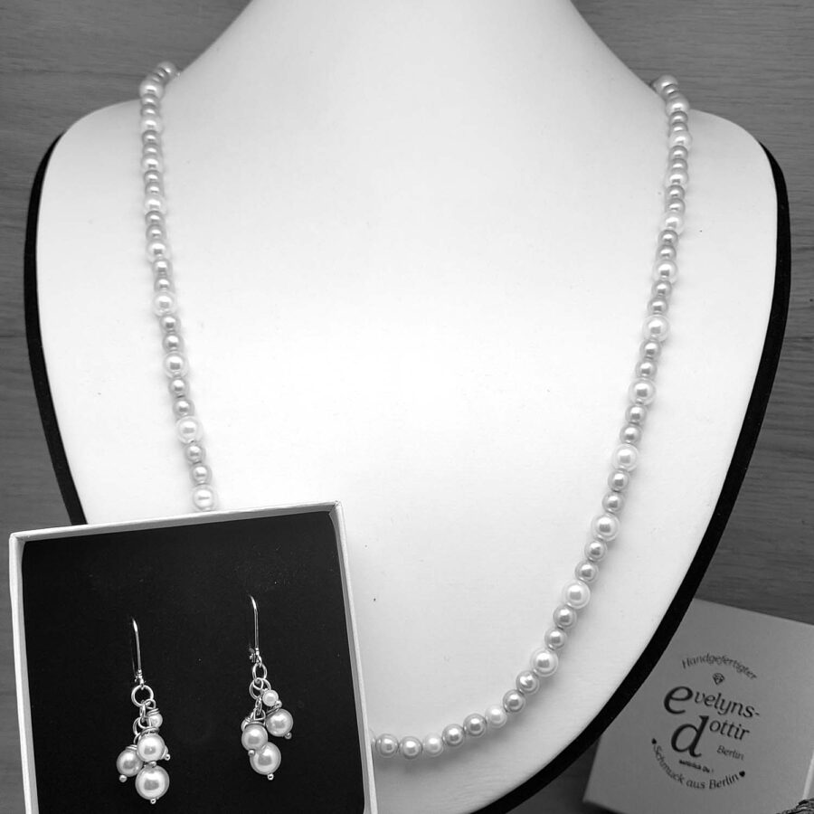 Perlenkette und Perlenohrringe, Schmuck den 1920er Jahren nachempfunden