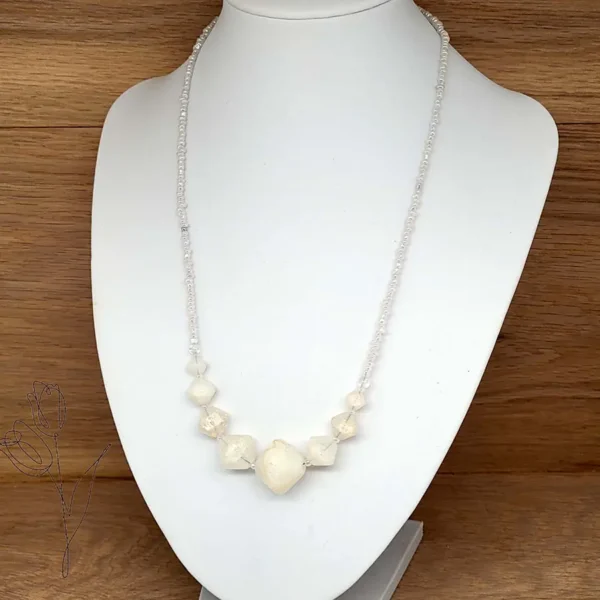 Halskette in weiß aus Mondstein und Mijuki Perlen