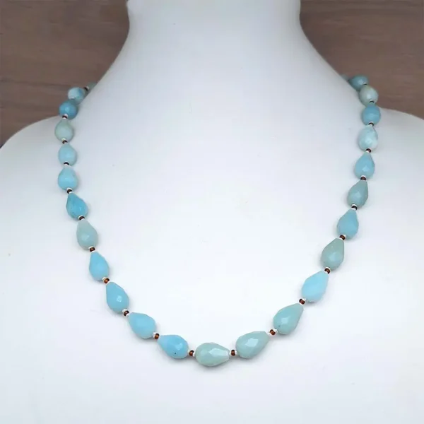 Hellblaue Perlenkette aus Tropfen von Amazonit. Schöner und funkelnder Schmuck