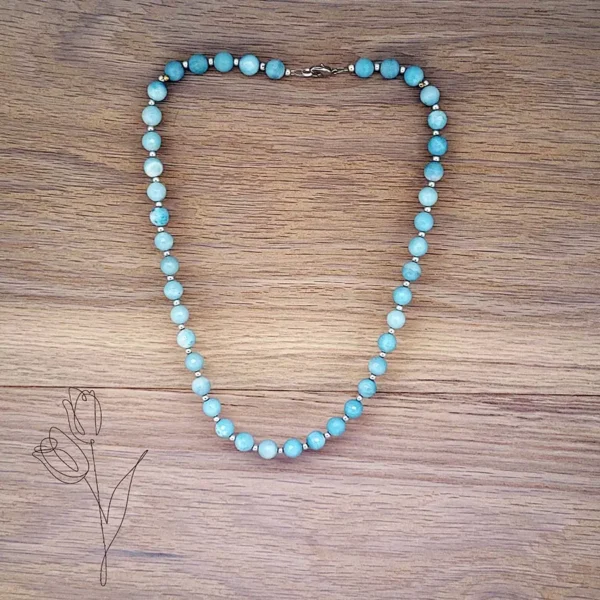 Schöne Perlenkette in Hellblau und Silber. Amazonit Perlen sind facettiert und funkeln.