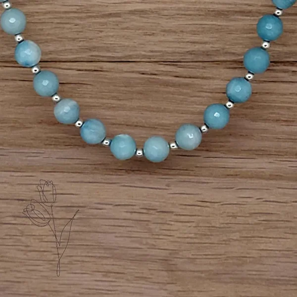 Schöner Damenschmuck, Halskette in Hellblau aus Edelsteinen. Handgefertigt