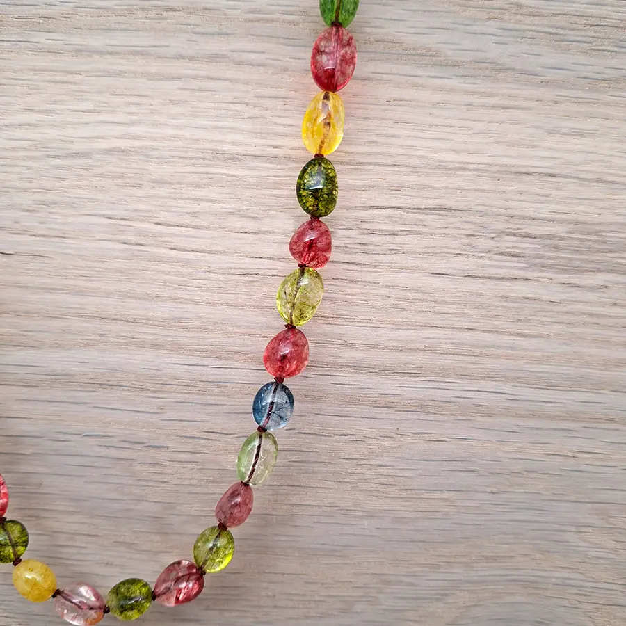 Bunte Achatkette, handgeknüpftes Schmuckstück aus der Schmuckwerkstatt evelynsdottir Berlin