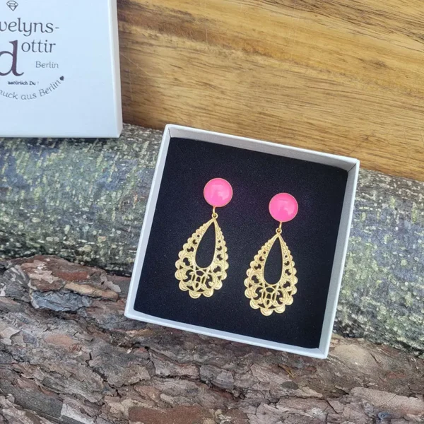 Pinke Ohrringe aus Jade mit vergoldeten Anhängern