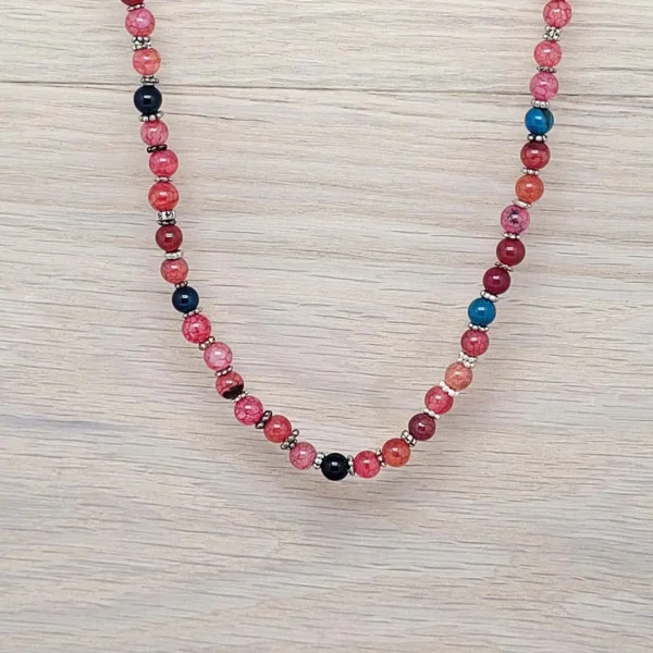 Rote Perlenkette aus Turmalin. Hangeknüpfte Halskette auf Baumwollseide.