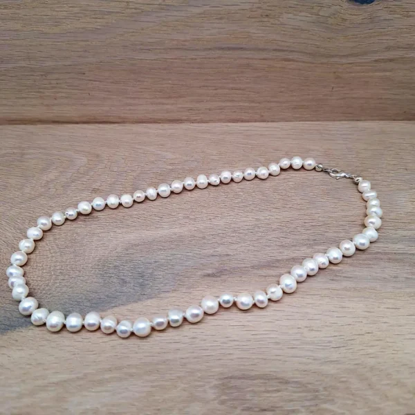Handgefertigter Schmuck: handgeknüpfte Perlenkette mit schimmernden runden Süßwasserperlen