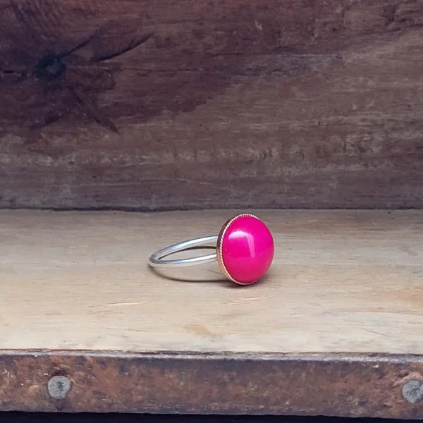 Silberner Ring mit schönem großen Stein aus pinker Jade