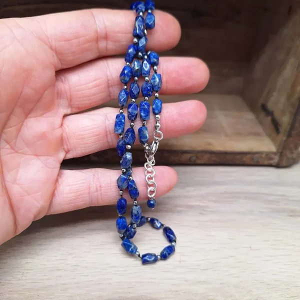 Blaue Kette aus Perlen. Ein wunderschönes handgefertigtes Schmuckstück von der Schmuckdesignerin evelynsdottir