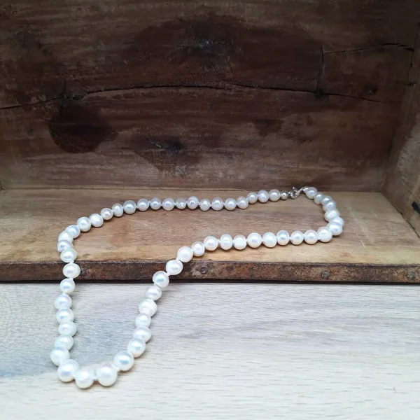 Handgefertigter Schmuck von evelynsdottir Berlin mit handgeknüpfter Perlenkette aus Perlen