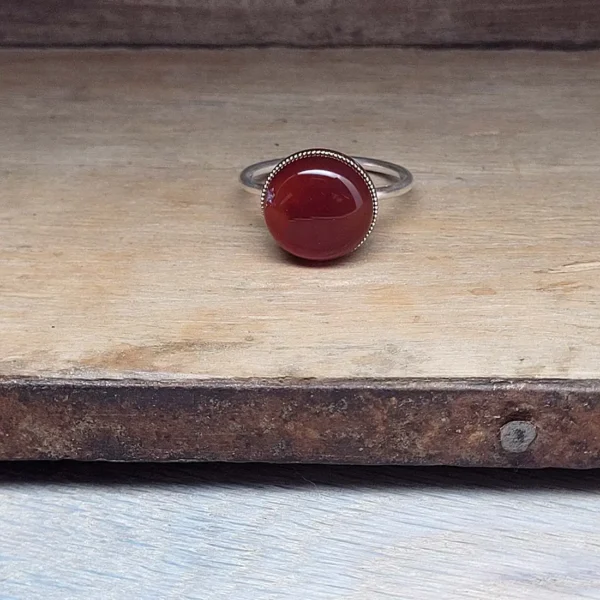 Besonderer Ring aus Silber mit rotem Karneol und Messingfassung als Farbtupfer
