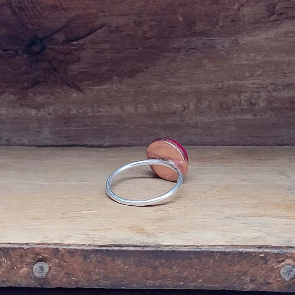 Ring aus Silber mit Fassung aus Messing und Jade in Pink. Schmuckdesign evelynsdottir