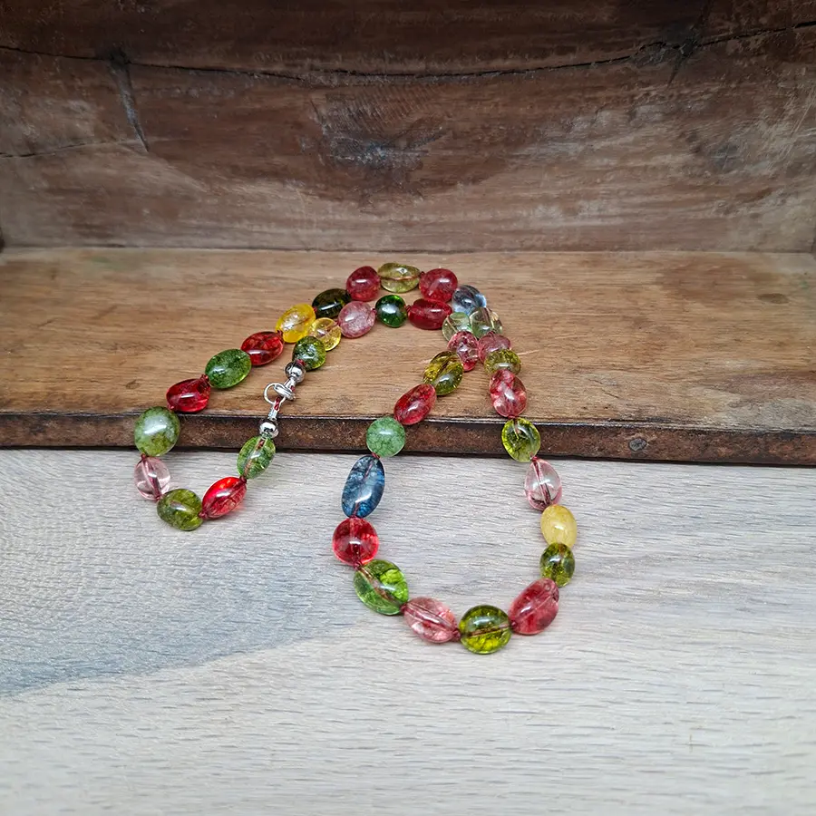 Schöne Halskette aus verschiedenen Perlen