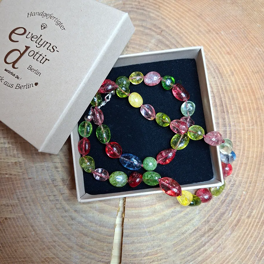 Bunte Achatkette, handgeknüpftes Schmuckstück aus der Schmuckwerkstatt evelynsdottir Berlin