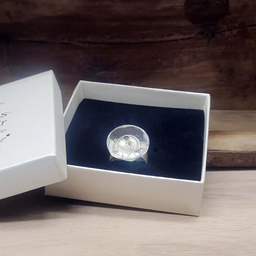 Großer Silber Ring mit Glas Knopf. Breiter Fingerring, offen geschmiedet. Designer Schmuck