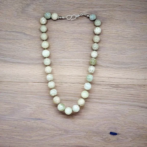 Jade Kette mit großen, hellgrünen Perlen. fein ziseliert. Von Schmuckdesign evelynsdottir