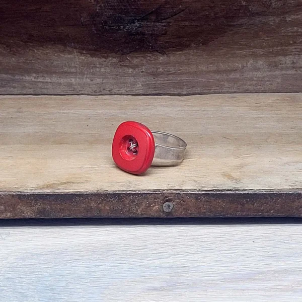 Großer Ring aus Silber mit rotem Knopf von schmuckdesign evelynsdottir Berlin