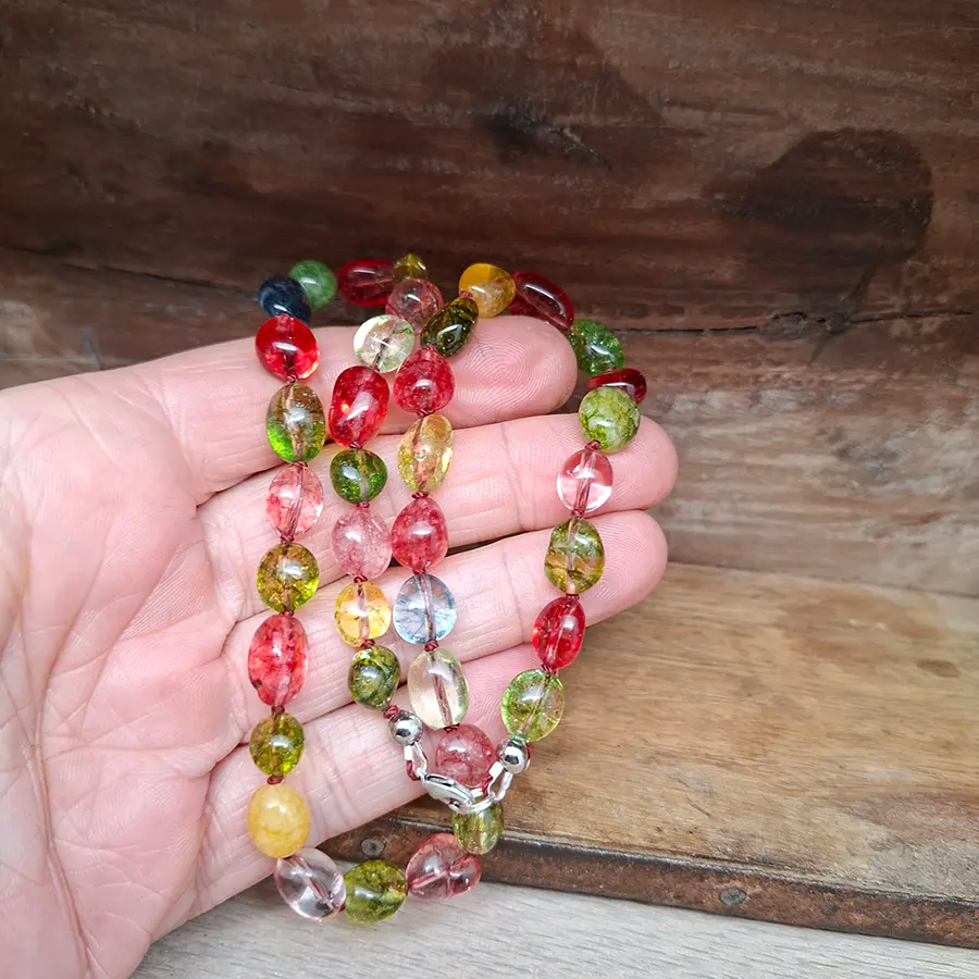 Handgemachte Perlenkette auf dunkelrote Baumwollseide geknotet