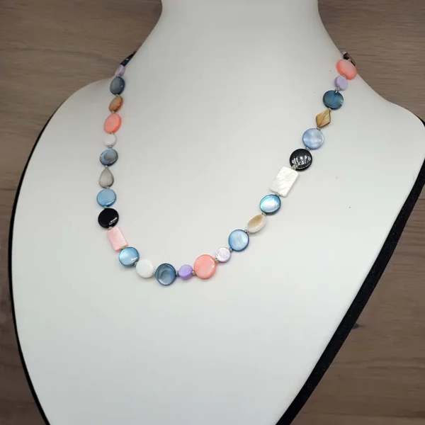 Geknüpfte Perlenkette aus pastellfarbigen Perlmutt Plättchen. Schmuckdesign evelynsdottir