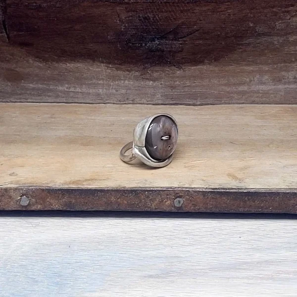 Massiv geschmiedeter Ring aus Silber mit braunem Knopf aus Perlmutt.