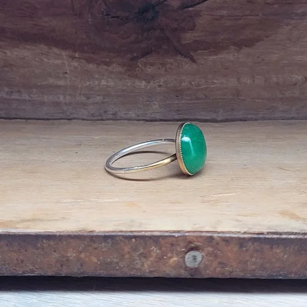 Grüner Ring aus Silber vergoldet, mit Jade. Unikat