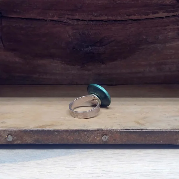 Offfener silberner Ring mit grünem Knopf. Unikat Schmuck von Schmuckdesign evelynsdottir