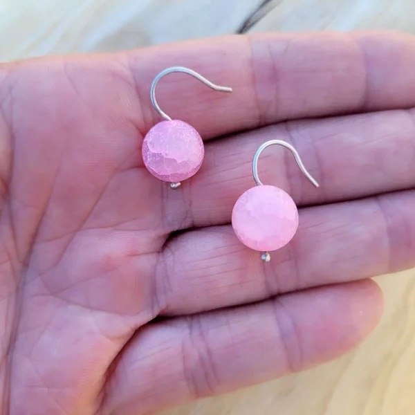 Schöne Ohrringe aus Silber mit rosa gefärbten Achat Perlen. handgefertigter Schmuck Berlin