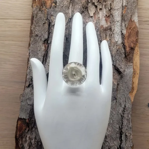 Aussergewöhnlicher Schmuck von Schmuckdesign evelynsdottir. Breter Ring aus Silber, mit großem Knopf aus Glas.