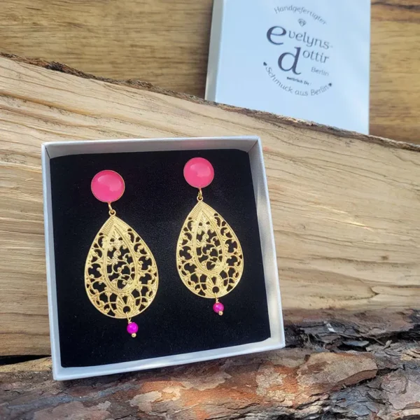 Designer Ohrringe in Pink und Ornamenten und Perlen