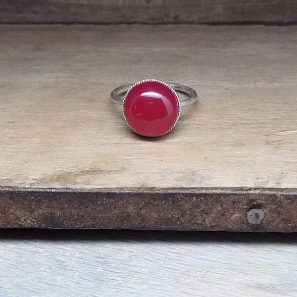 Rot gefärbte Jade als runder Edelstein aus echt silbernem Ring