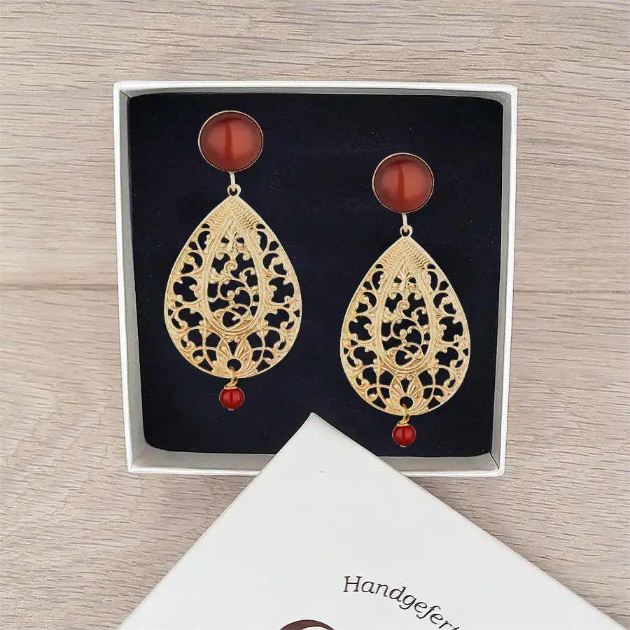 Rote Ohrringe mit orientalischen Tropfen aus filigranen Ornamenten.