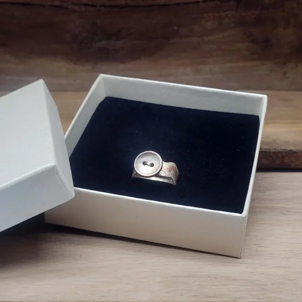 Schöner kleiner Ring aus Silber mit Knopf - Unikat Schmuck