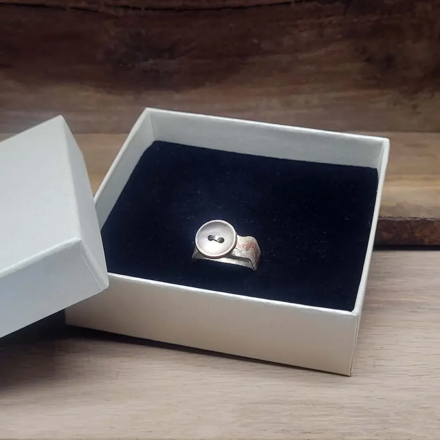 Schöner kleiner Ring aus Silber mit Knopf - Unikat Schmuck