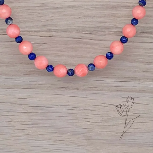 Größere Koralle Perlen in pastell Orange und blauem Lapislazuli sind hier von der Schmuckdesignerin evelynsdottir zu einer Perlenkette verarbeitet