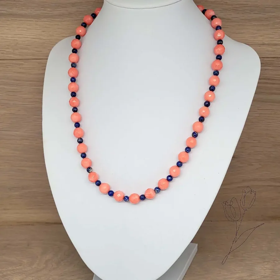Perlenkette aus Lapislazuli und kleinen Koralle Perlen. Ein wunderschönes Farbspiel aus Orange und Blau
