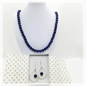 Blaue Perlenkette aus Lapislazuli mit passenden Tropfenohrringen und einer Lapislazuli Perle