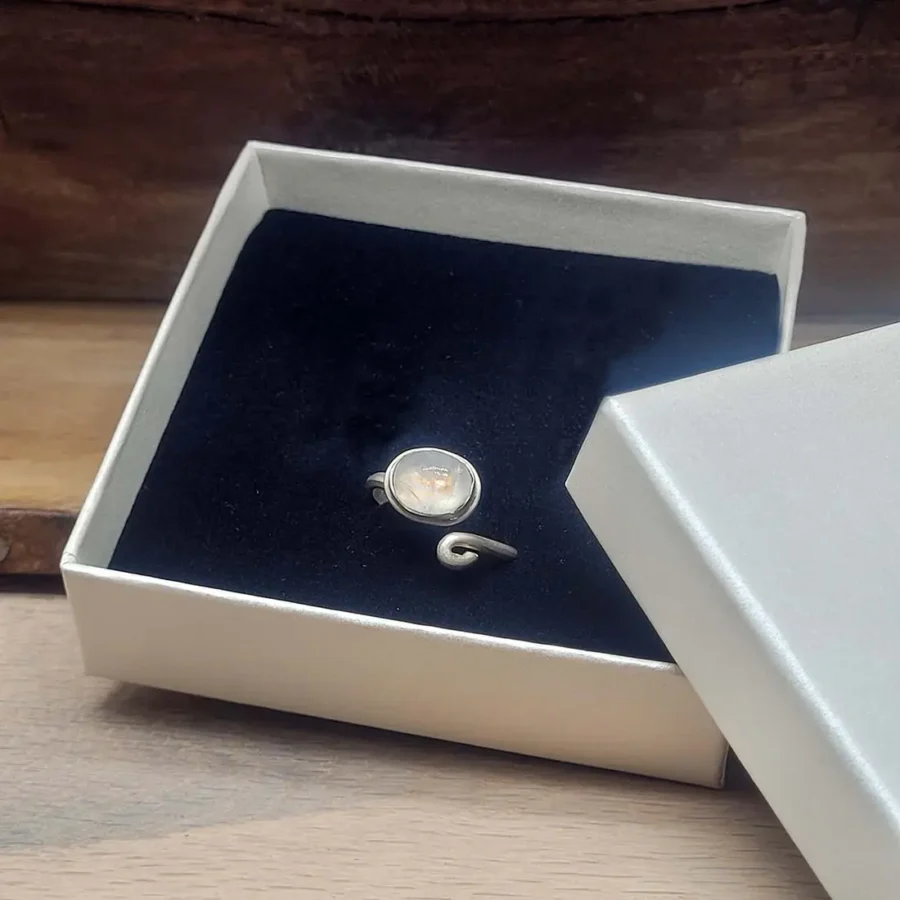 Besonderer Ring aus Silber mit echtem Mondstein.
