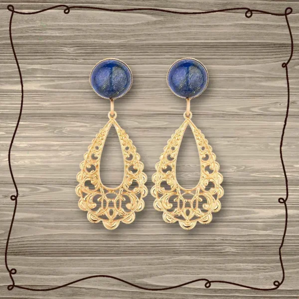 Schöne Ohrringe in Blau und Gold. Ohrstecker mit Lapislazuli und vergoldeten Tropfen