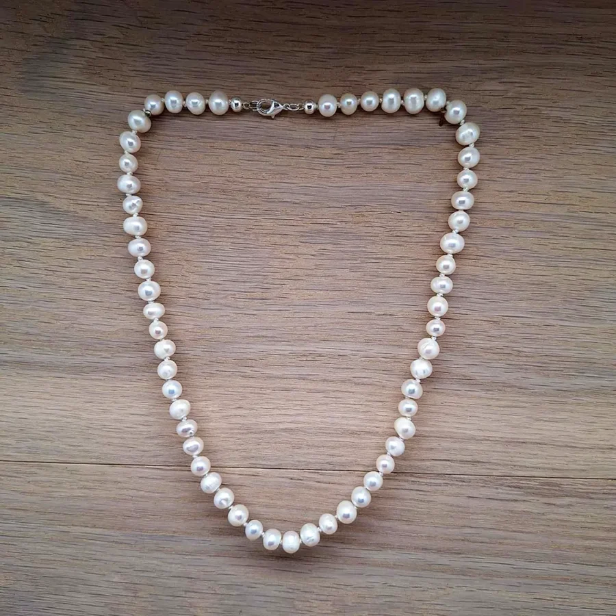 Perlenkette aus edlen Süßwasserperlen. Handgefertigt von Schmuckdesignerin evelynsdottir