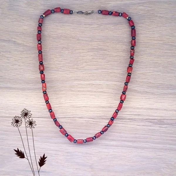Schöne Halskette aus roten Jaspis Perlen. Die Perlen haben eine natürliche Form