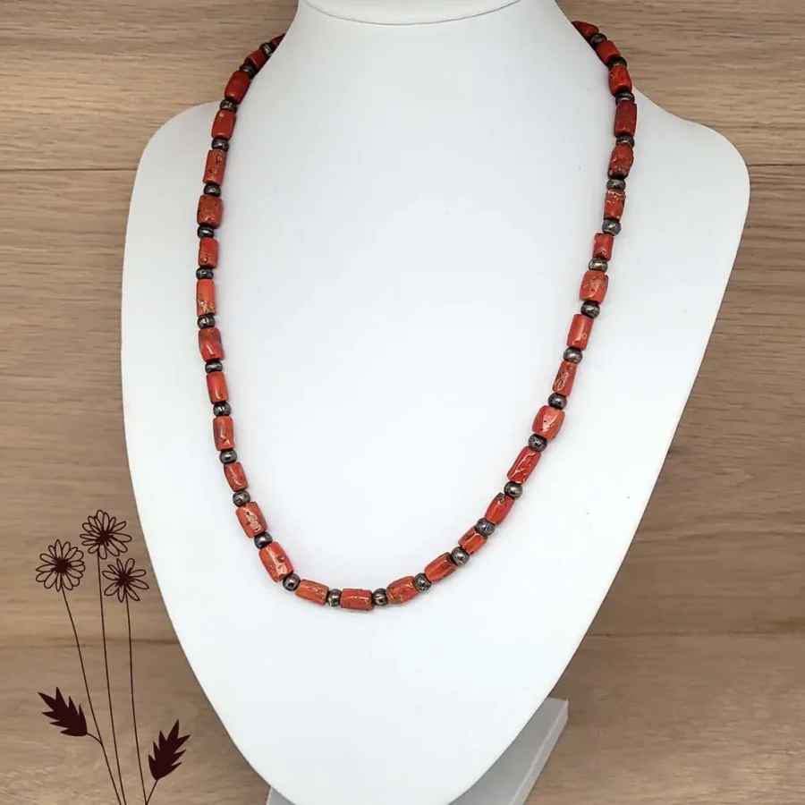Perlen Kette aus Jaspis mit Silper Perlen. Klassische Halskette mit länglichen Perlen aus Rot.