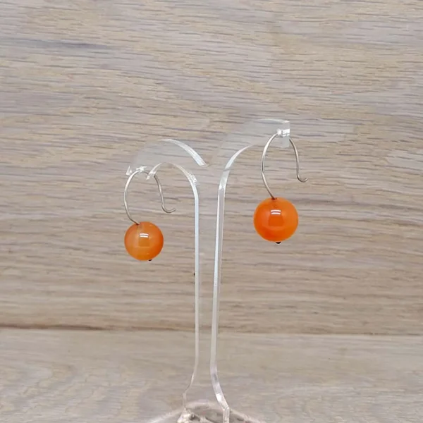 Orange leuchtende Ohrhänger aus Silber mit Karneol Perlen. Schmuckdesign evelynsdottir