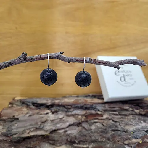 Schwarze Ohrringe aus SIlber mit Lava-Perlen.