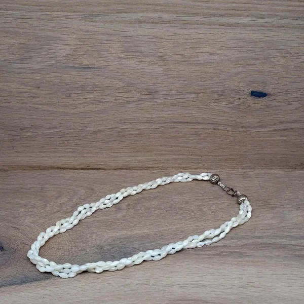Weiße Perlenkette aus feinen Reiskornperlen, die aus Perlmutt geschliffen sind. Besonderer Schmuck, handgefertigt