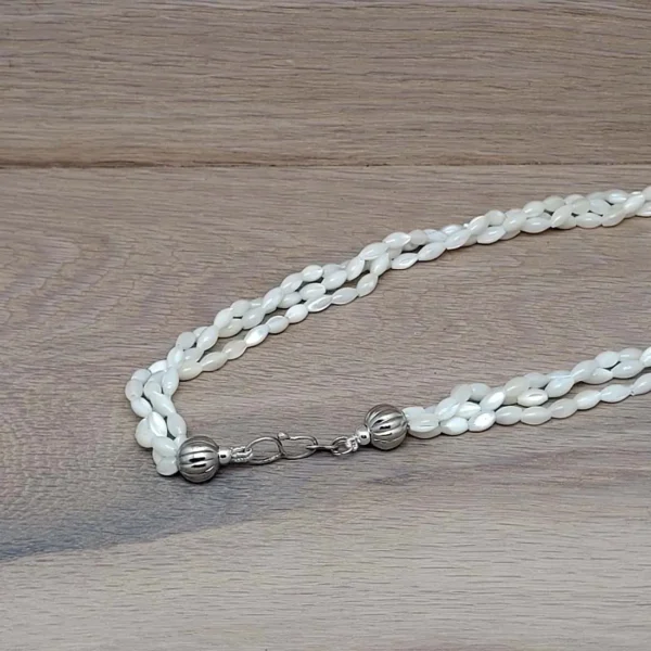 Perlen Collier in weiß aus Perlmutt. Drei Stränge in sich gedreht bilden diesen wundervollen Schmuck