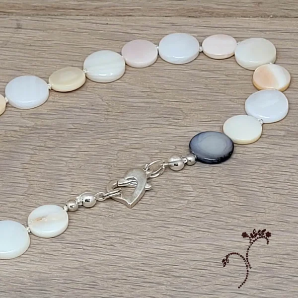 Perlenkette aus Perlmutt mit herzförmigen Verschluss aus Silber