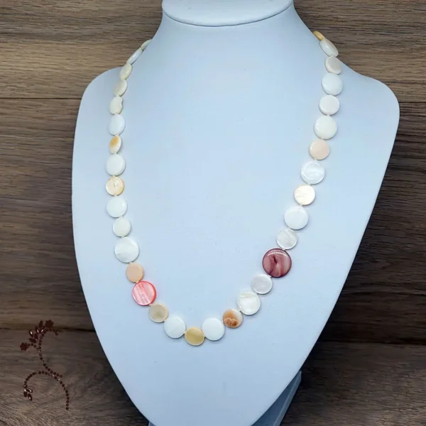 Weiße Perlenkette aus Perlmutt mit Pastell Akzenten. Schmuckdesign evelynsdottir