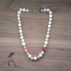 Perlenkette aus Perlmutt Plättchen in weiß und zarten Pastellfarben. Hochzeitsschmuck von evelynsdottir Berlin