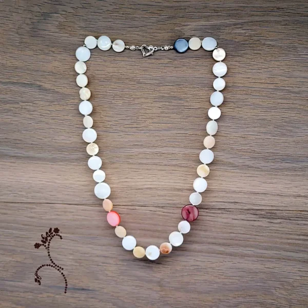 Perlenkette aus Perlmutt Plättchen in weiß und zarten Pastellfarben. Hochzeitsschmuck von evelynsdottir Berlin