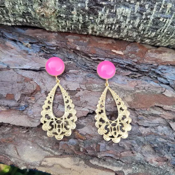 Schöne Ohrringe mit Ohrsteckern in Pink und langen Anhängern aus Ornamenten