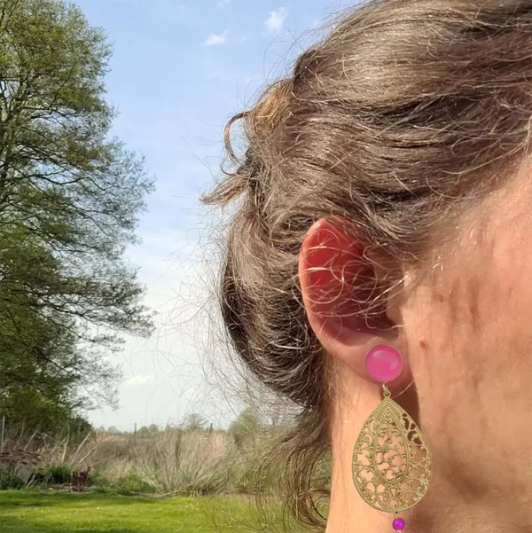 Sommerliche Ohrringe mit goldenen Tropfen als Ornament und Pinkfarbener Jade